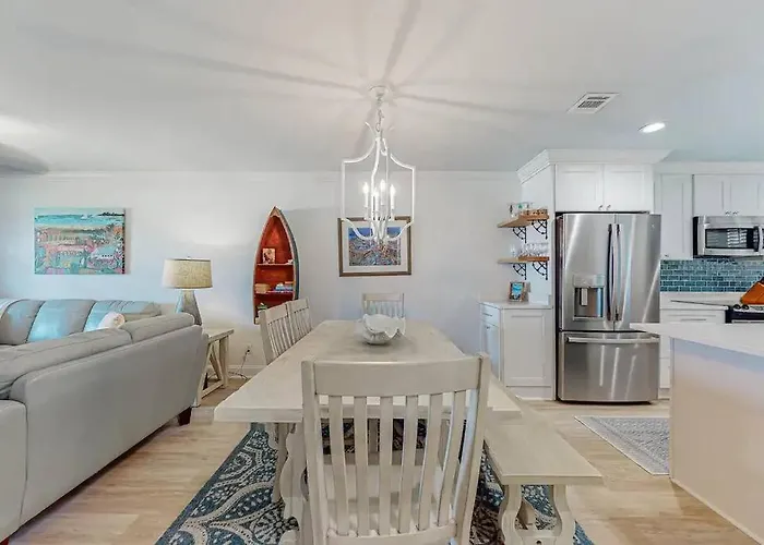 Apartment Walk To Florabama From Renovated Ground Floor 2bd-2ba With Pickleball, Boat Slips *