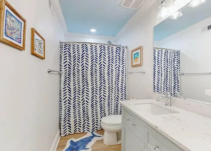 Walk To Florabama From Renovated Ground Floor 2bd-2ba With Pickleball, Boat Slips * Pensacola