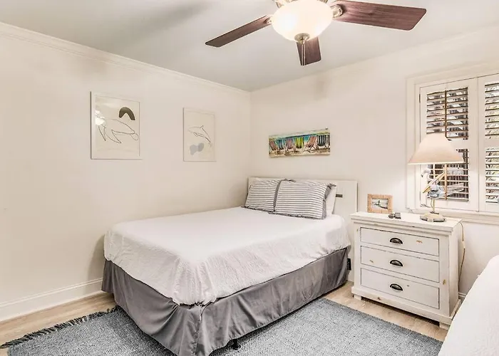 Apartment Walk To Florabama From Renovated Ground Floor 2bd-2ba With Pickleball, Boat Slips