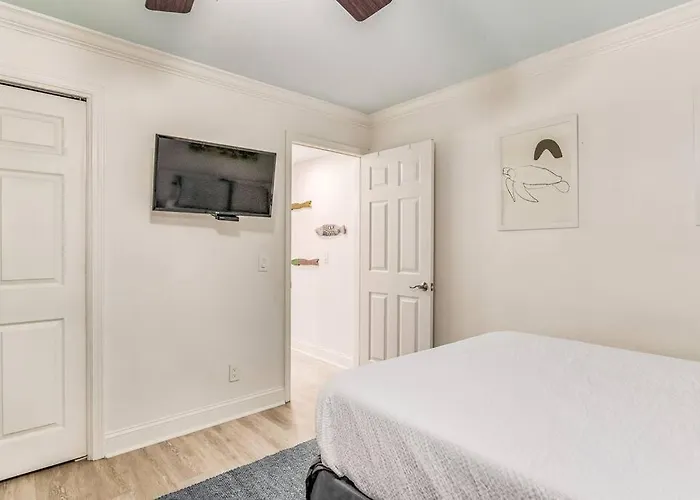 Walk To Florabama From Renovated Ground Floor 2bd-2ba With Pickleball, Boat Slips Apartment Pensacola