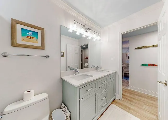 Walk To Florabama From Renovated Ground Floor 2bd-2ba With Pickleball, Boat Slips Apartment