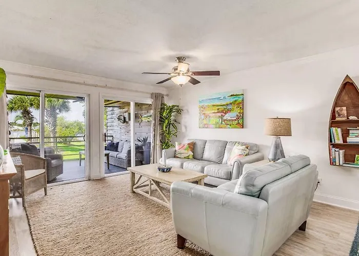 Walk To Florabama From Renovated Ground Floor 2bd-2ba With Pickleball, Boat Slips *
