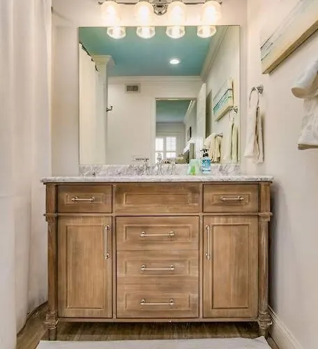 Apartment Walk To Florabama From Renovated Ground Floor 2bd-2ba With Pickleball, Boat Slips *
