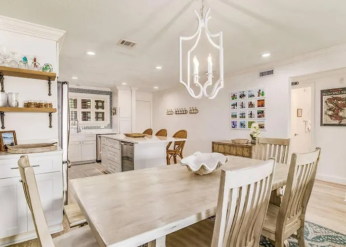 Walk To Florabama From Renovated Ground Floor 2bd-2ba With Pickleball, Boat Slips