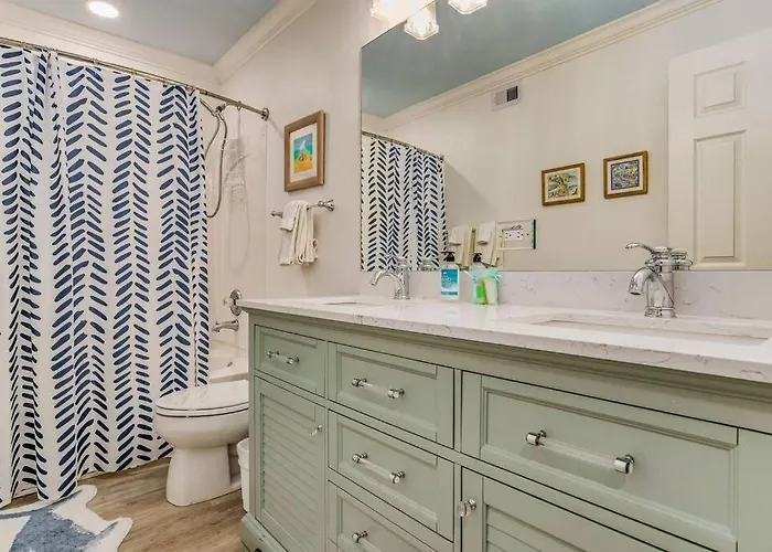 Walk To Florabama From Renovated Ground Floor 2bd-2ba With Pickleball, Boat Slips Apartment Pensacola