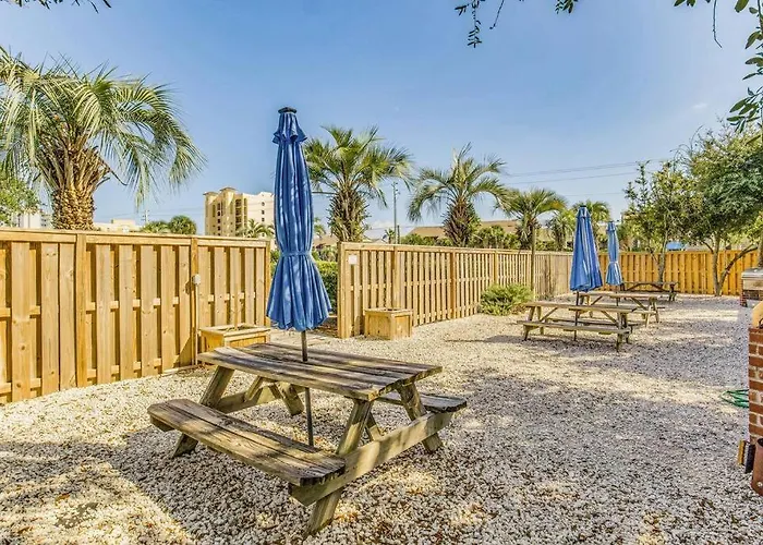 Apartment Walk To Florabama From Renovated Ground Floor 2bd-2ba With Pickleball, Boat Slips *