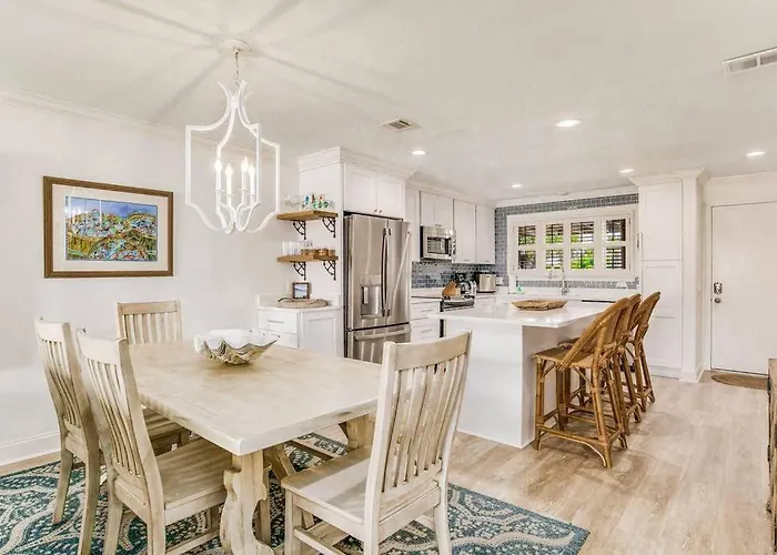 Walk To Florabama From Renovated Ground Floor 2bd-2ba With Pickleball, Boat Slips Apartment Pensacola
