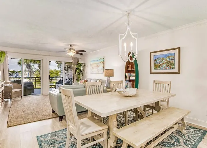 Walk To Florabama From Renovated Ground Floor 2bd-2ba With Pickleball, Boat Slips Apartment *