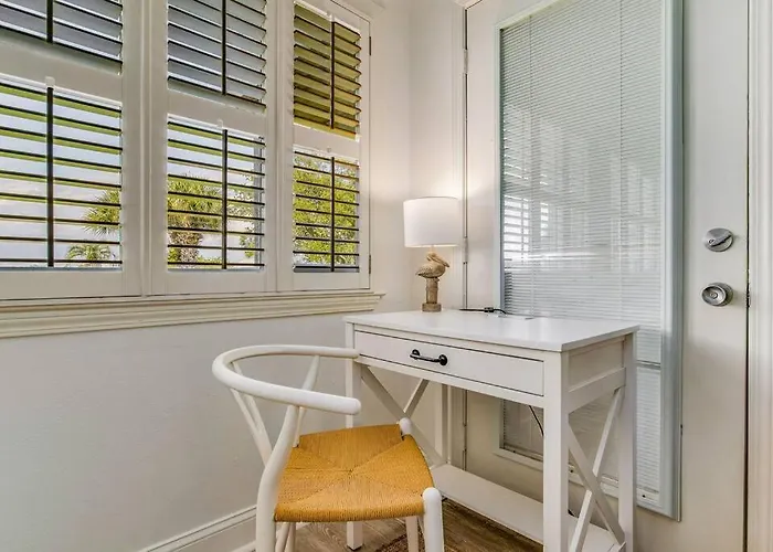 Walk To Florabama From Renovated Ground Floor 2bd-2ba With Pickleball, Boat Slips Apartment