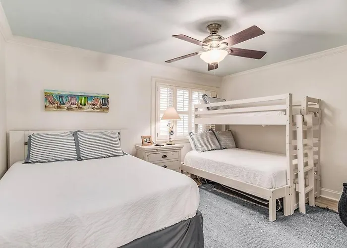 Walk To Florabama From Renovated Ground Floor 2bd-2ba With Pickleball, Boat Slips *