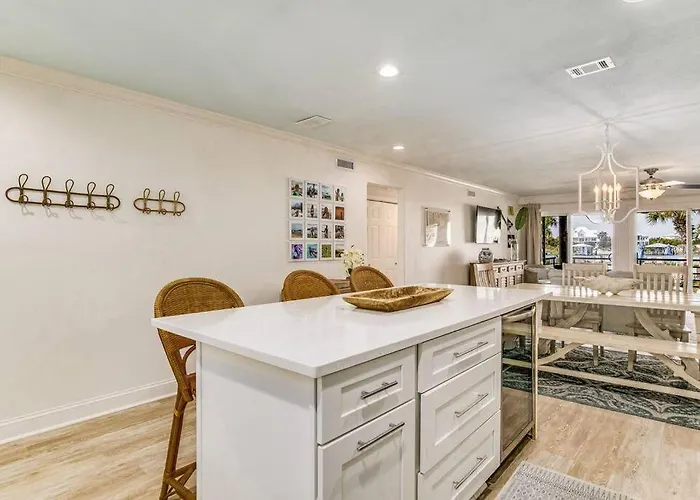 Apartment Walk To Florabama From Renovated Ground Floor 2bd-2ba With Pickleball, Boat Slips Pensacola