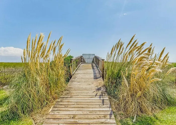 Apartment Walk To Florabama From Renovated Ground Floor 2bd-2ba With Pickleball, Boat Slips