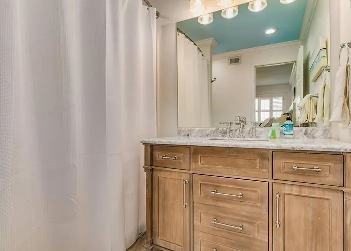Walk To Florabama From Renovated Ground Floor 2bd-2ba With Pickleball, Boat Slips Apartment Pensacola