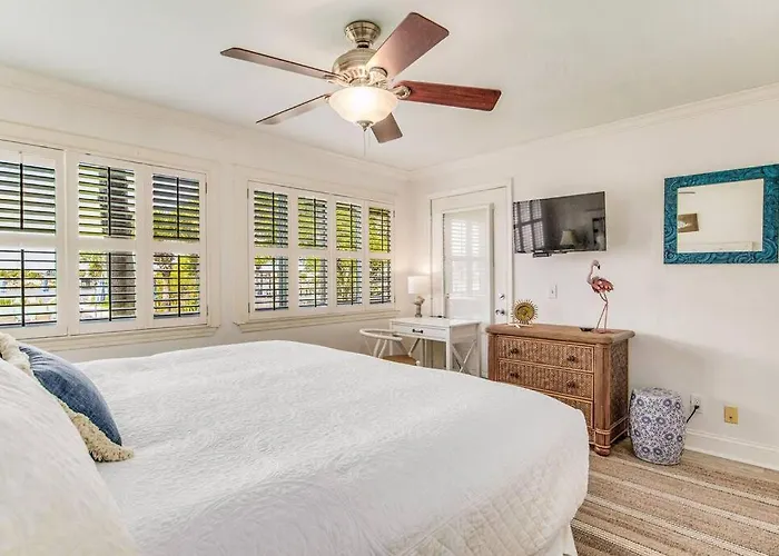 Walk To Florabama From Renovated Ground Floor 2bd-2ba With Pickleball, Boat Slips Apartment *