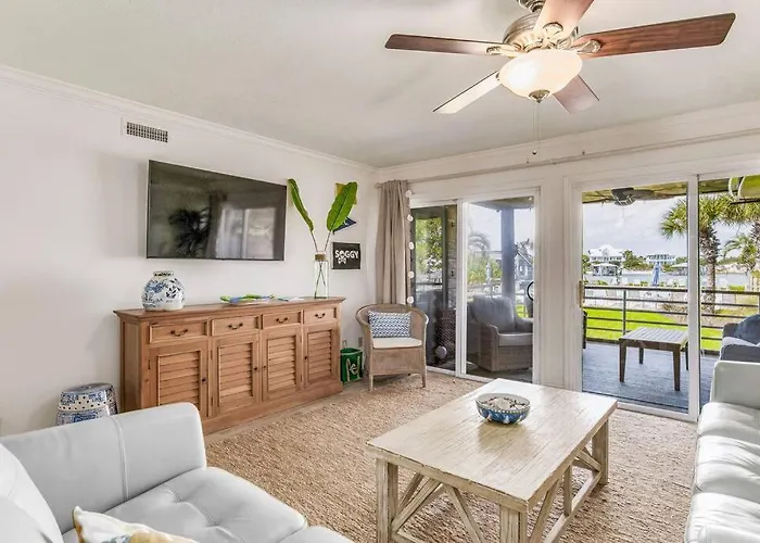 Apartment Walk To Florabama From Renovated Ground Floor 2bd-2ba With Pickleball, Boat Slips *