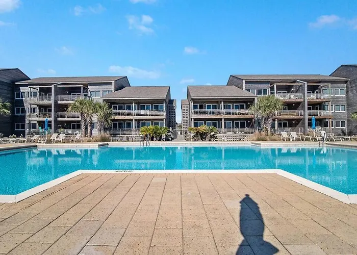 Walk To Florabama From Renovated Ground Floor 2bd-2ba With Pickleball, Boat Slips *