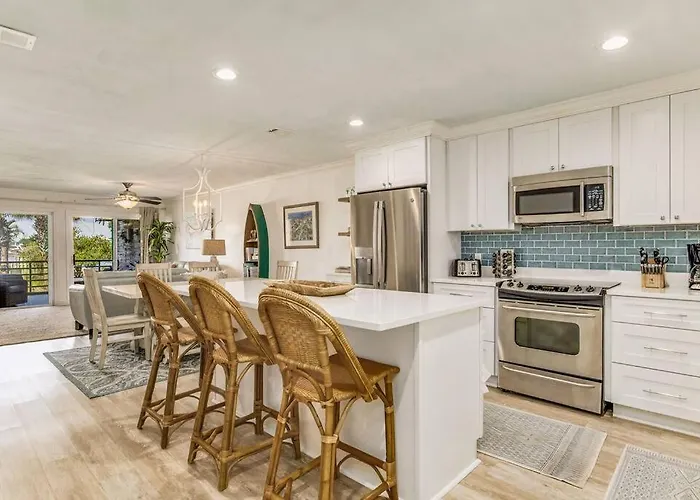 Apartment Walk To Florabama From Renovated Ground Floor 2bd-2ba With Pickleball, Boat Slips