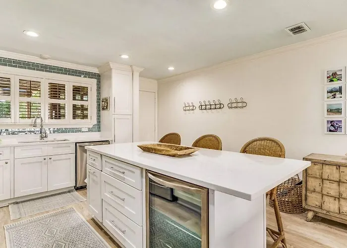 Walk To Florabama From Renovated Ground Floor 2bd-2ba With Pickleball, Boat Slips Pensacola