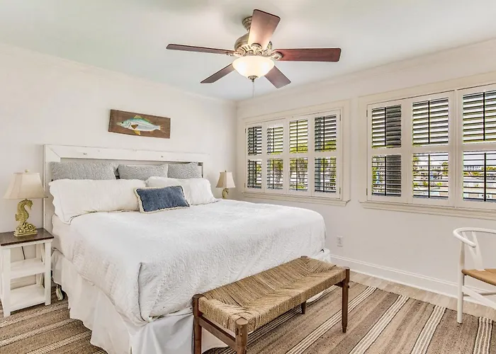 Walk To Florabama From Renovated Ground Floor 2bd-2ba With Pickleball, Boat Slips *