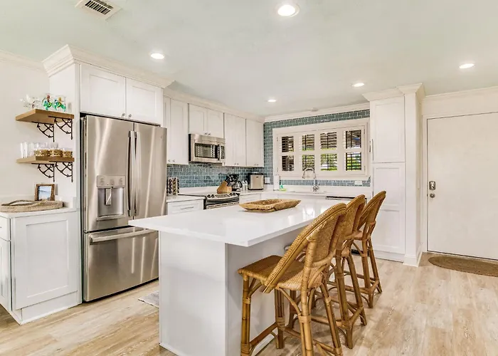 Walk To Florabama From Renovated Ground Floor 2bd-2ba With Pickleball, Boat Slips
