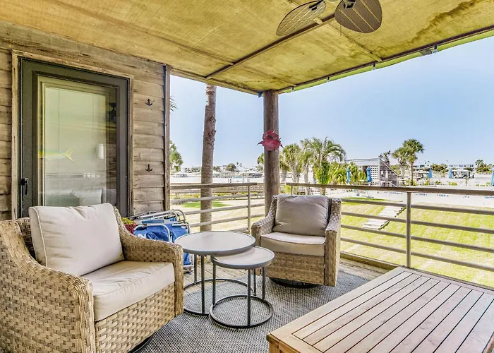 Walk To Florabama From Renovated Ground Floor 2bd-2ba With Pickleball, Boat Slips * Pensacola