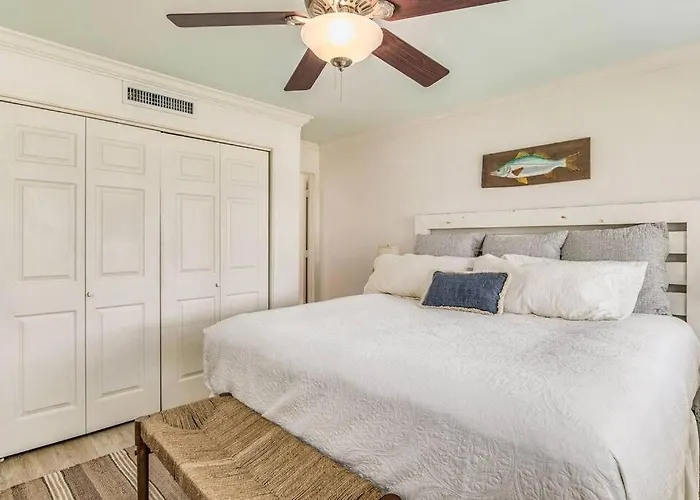 Walk To Florabama From Renovated Ground Floor 2bd-2ba With Pickleball, Boat Slips Apartment Pensacola