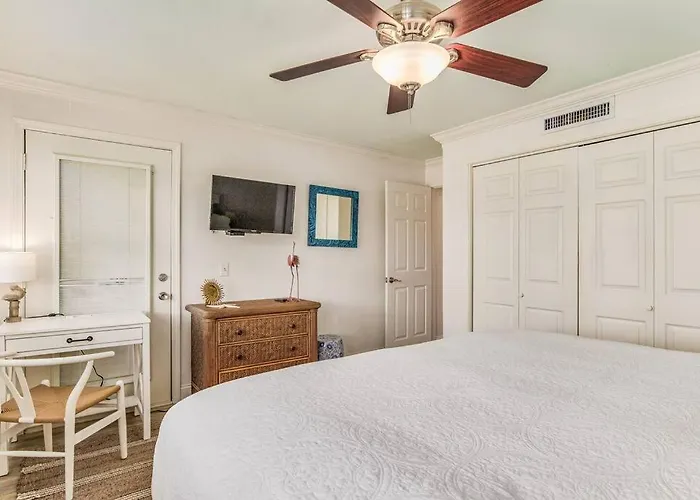 Walk To Florabama From Renovated Ground Floor 2bd-2ba With Pickleball, Boat Slips Apartment Pensacola
