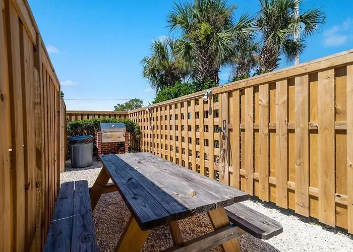 Walk To Florabama From Renovated Ground Floor 2bd-2ba With Pickleball, Boat Slips